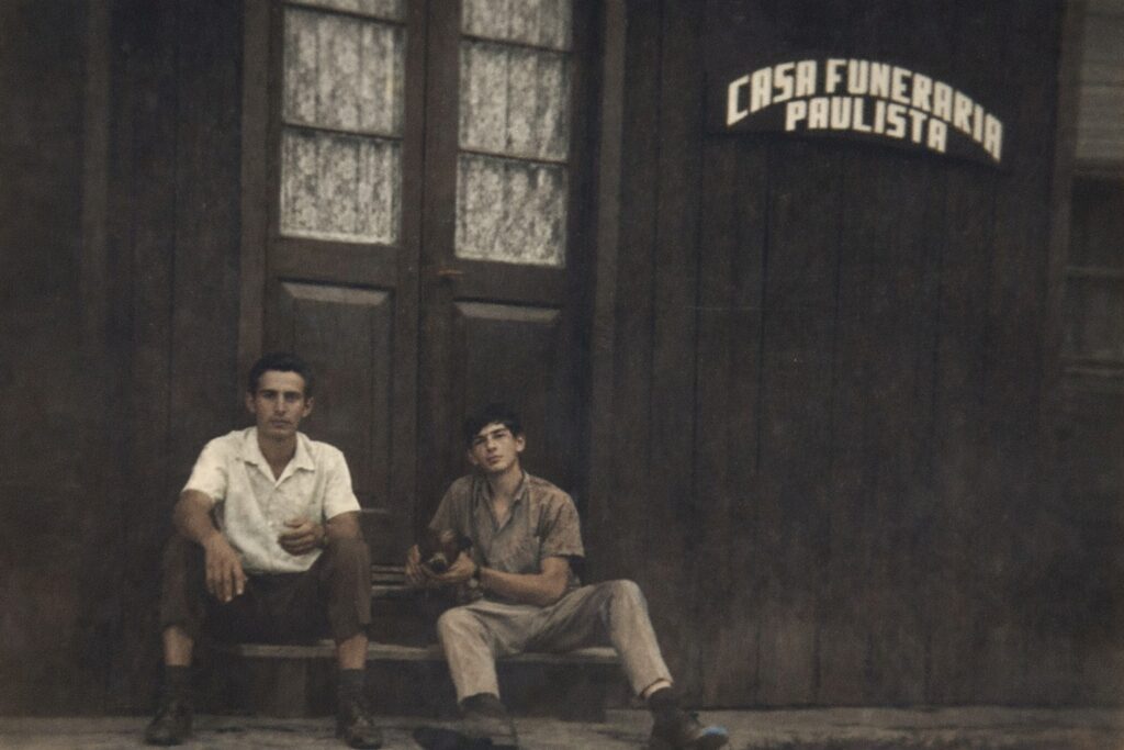 Os filhos de Fortunato Luiz Mascarello - Valmor (in memorian) e Ivo - em frente a Casa Funerária Paulista, 1969
