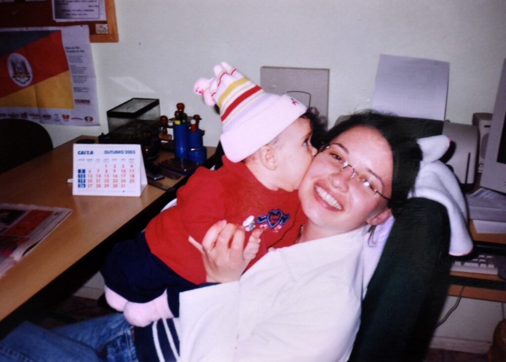 Viviane Vizentin e sua filha Eduarda, no primeiro escritório aonde administrava os Planos de Assistência Familiar, 2003